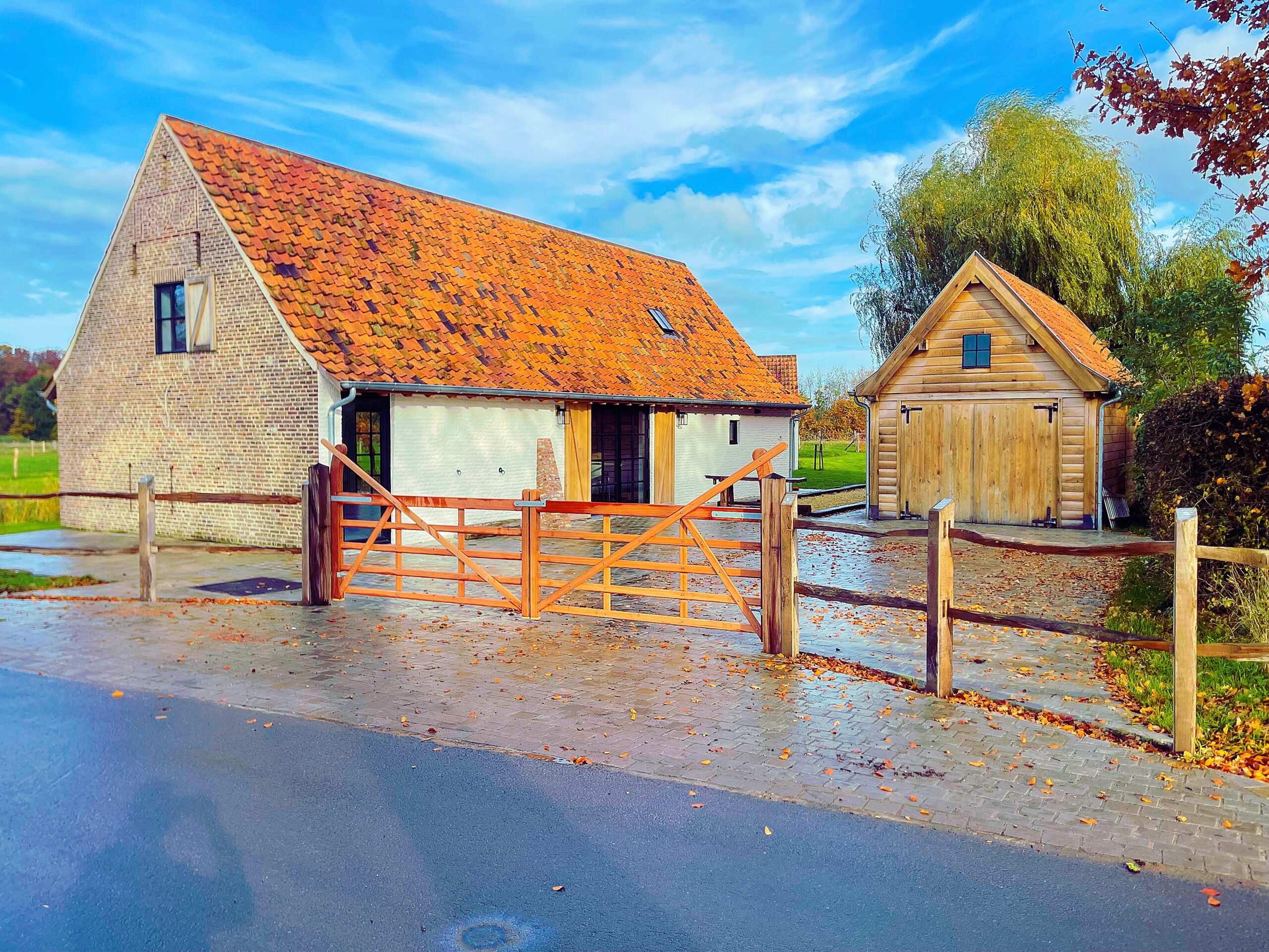 Landa met hardhouten poorten